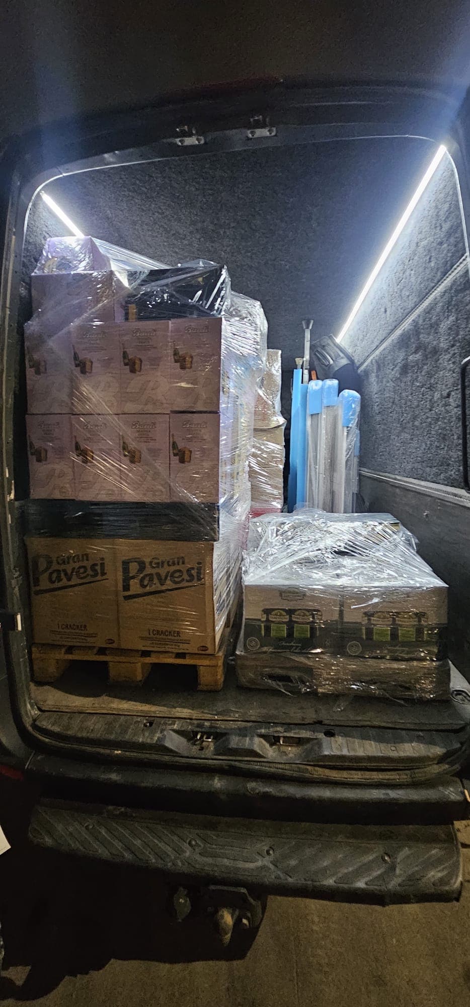 Dubă RegExpress încărcată cu colete și mărfuri