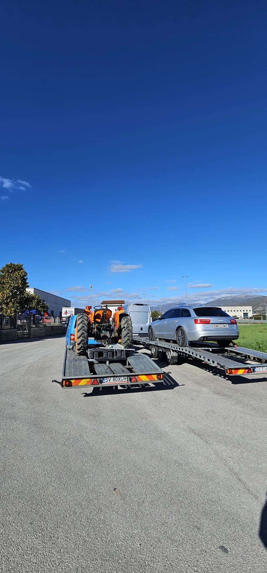 Platformă auto RegExpress cu vehicule pe traseu